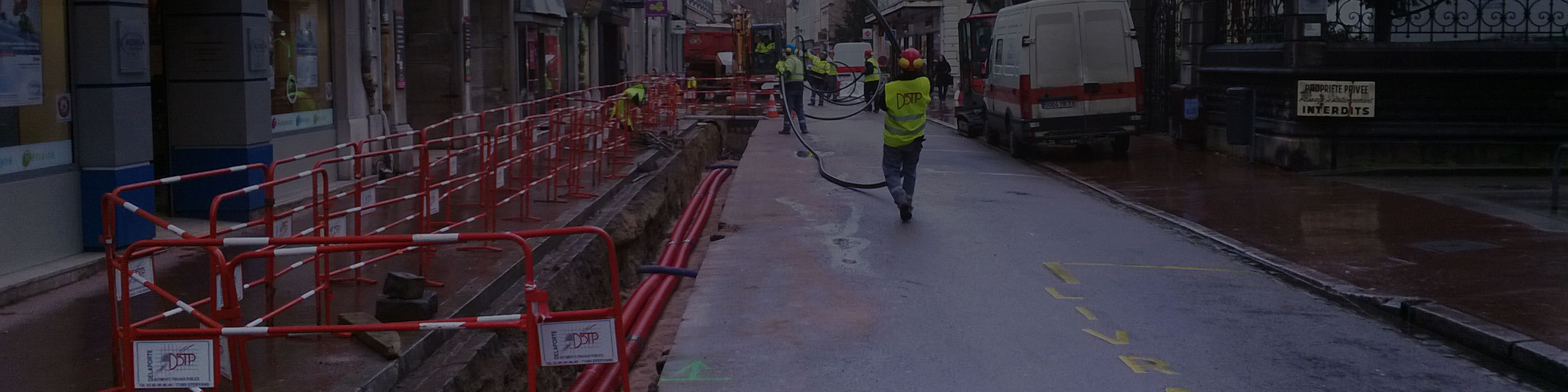Déroulage d'un touret de tube en polyéthylène DN 63 sur un chantier gaz DBTP